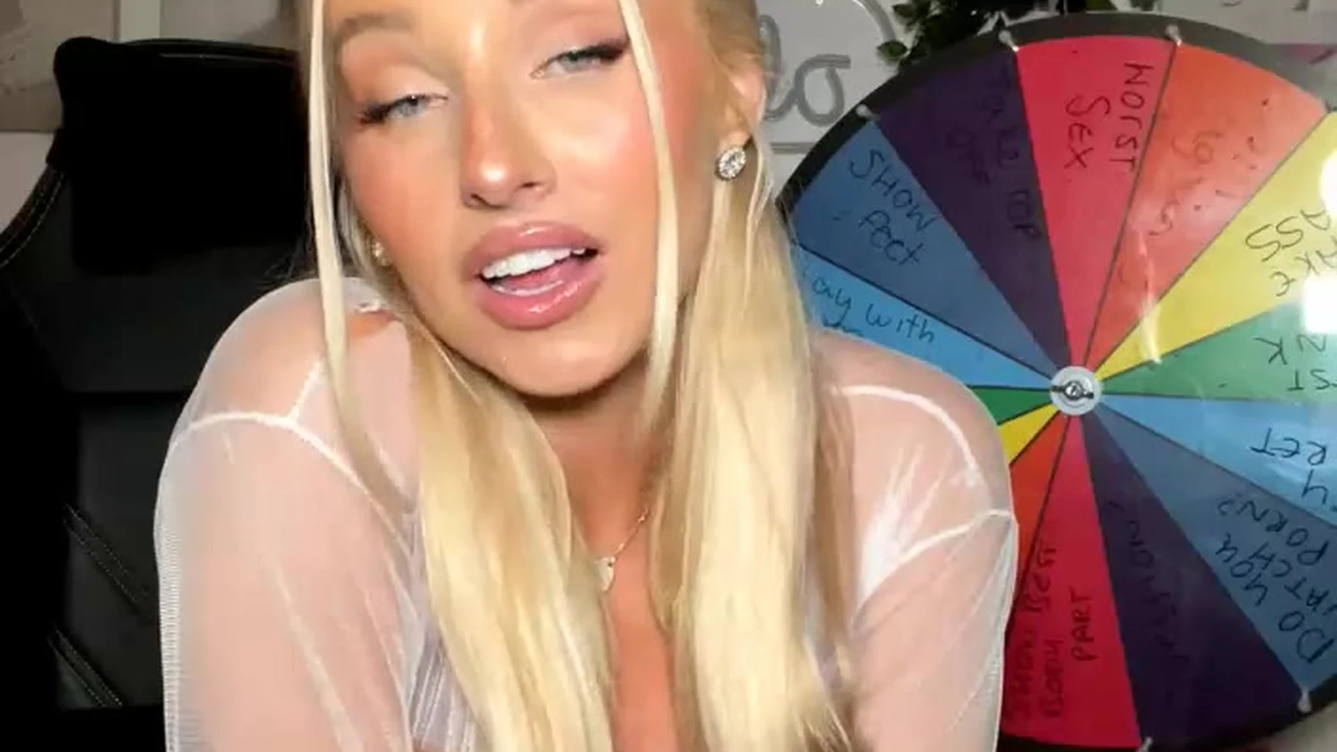 Charlotte Parkes teasing her sexy pink lingerie on livestream