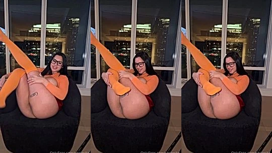 latina velma Chromazz teasing her thick thighs
