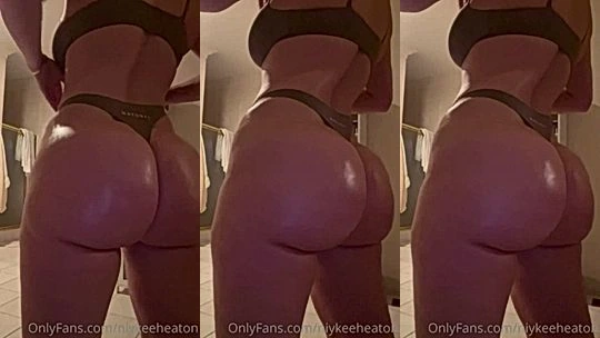 Niykee Heaton twerking her big booty in the bathroom