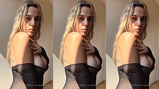sexy blonde giorgiababy playing with big tits in black lingerie