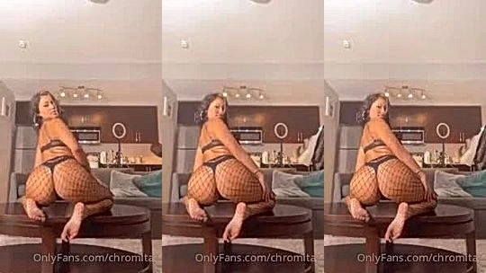 Chromazz twerking her big booty in fishnet