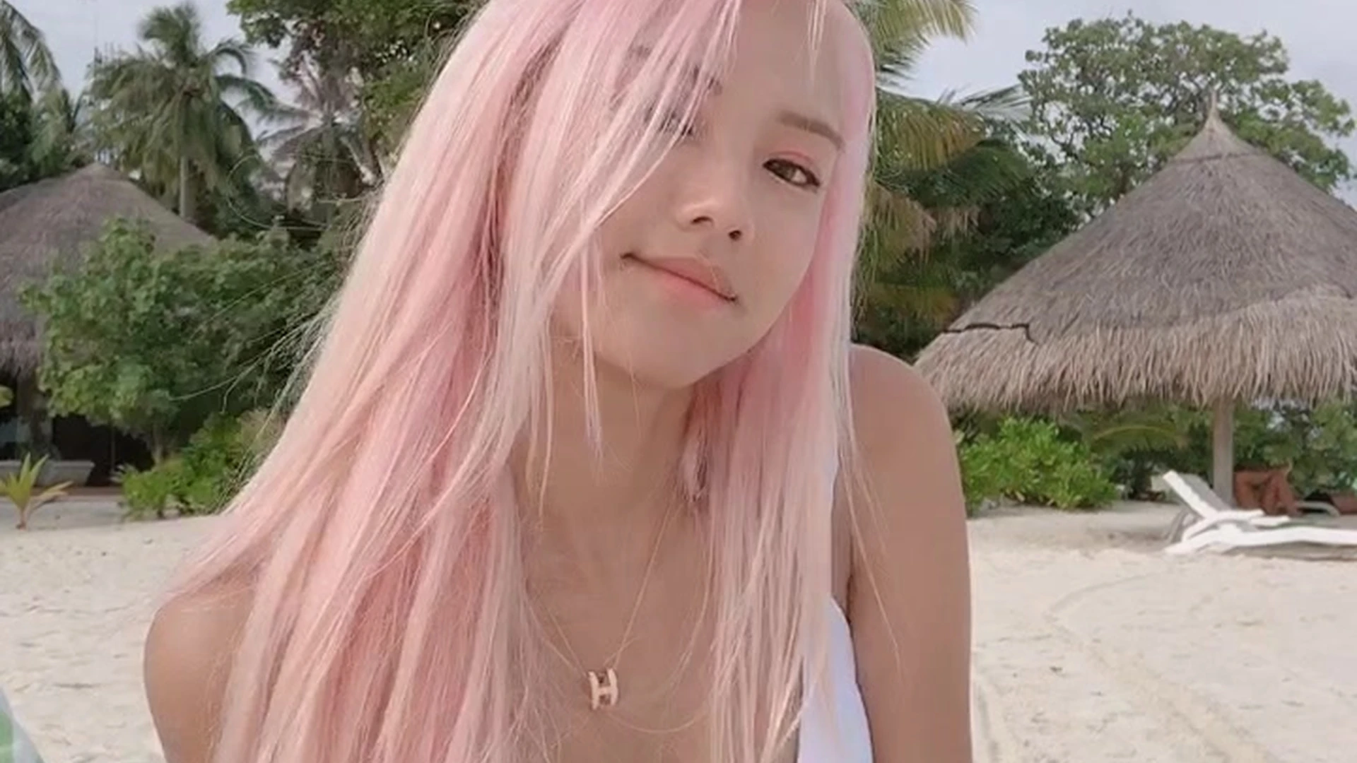 korean model Vyvan Le bikini tease on the public beach