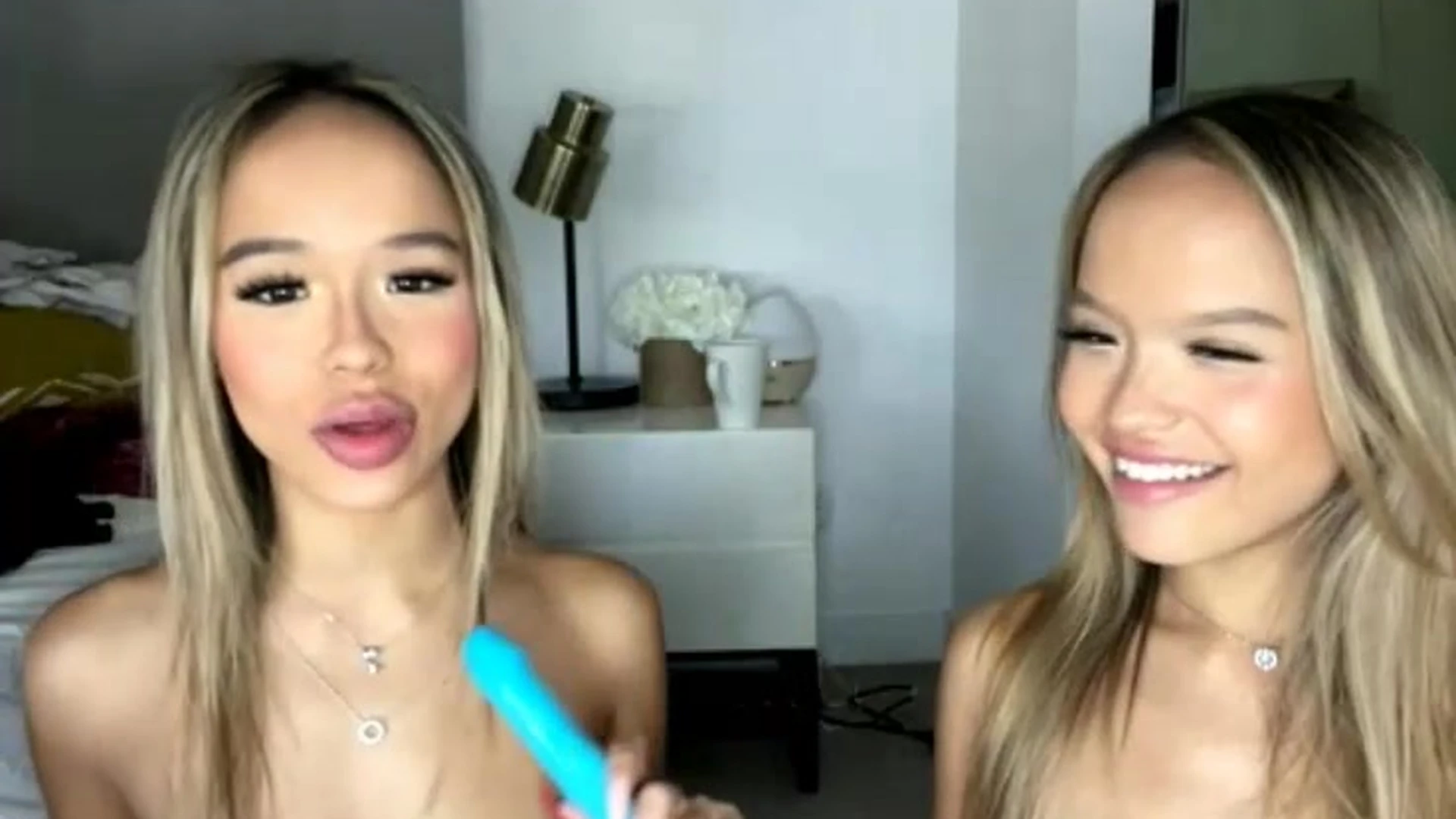 hot chicks Connell Twins sharing a blue dildo livestream