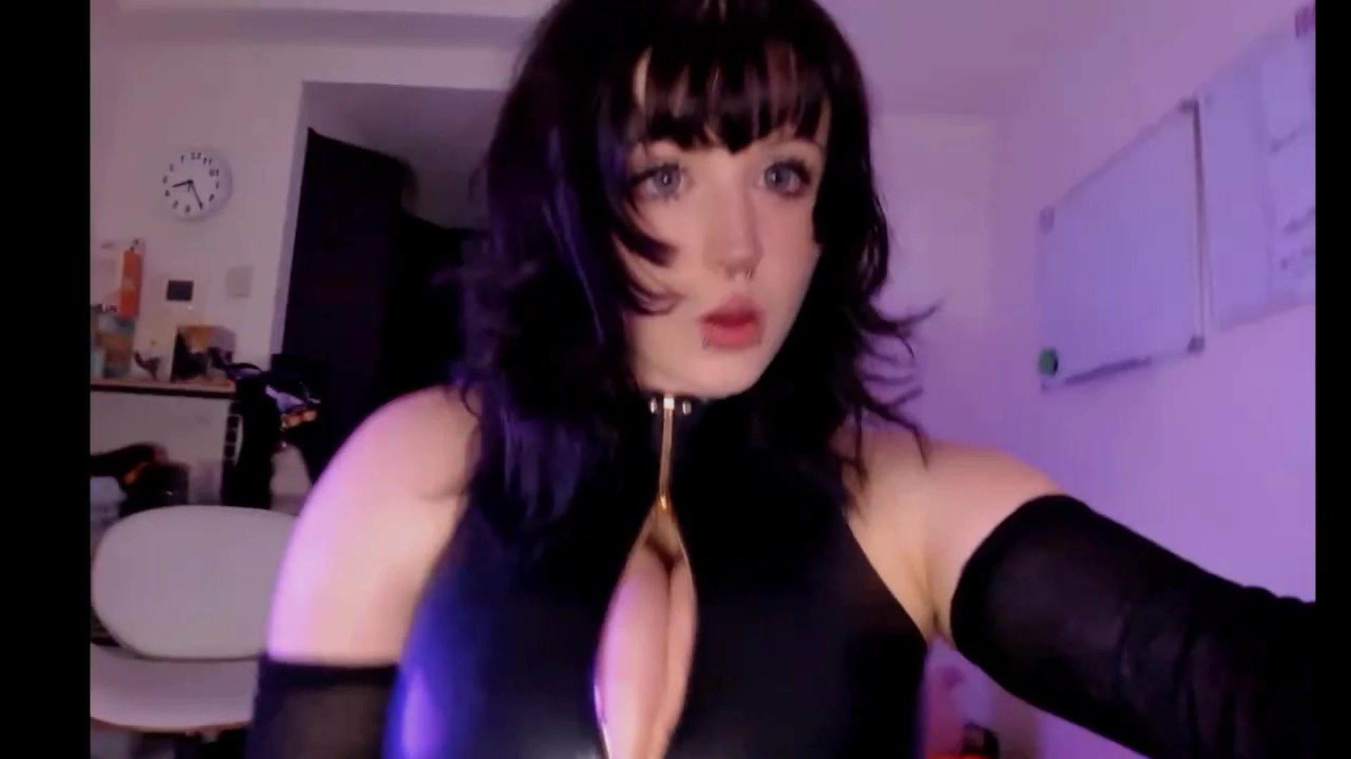 Mylittlerobin showing off her deep cleavage on livestream